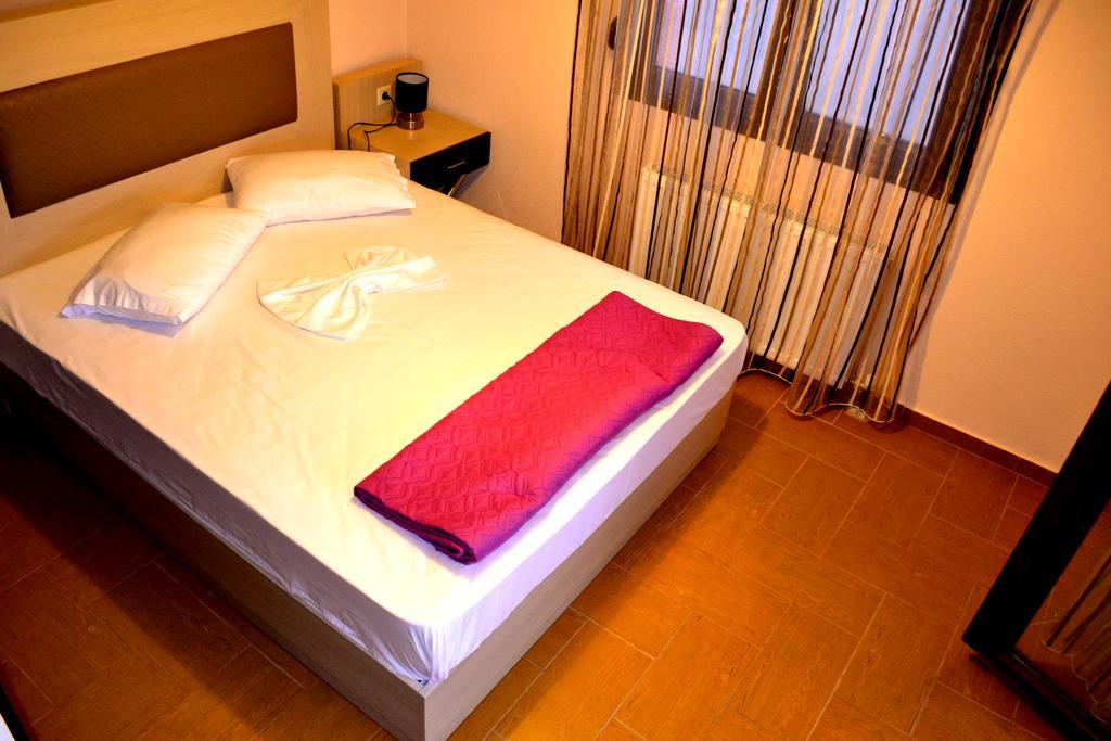 Αmalia Lux Villas Vrasná Zimmer foto